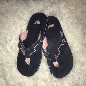 Vineyard vines flip flops